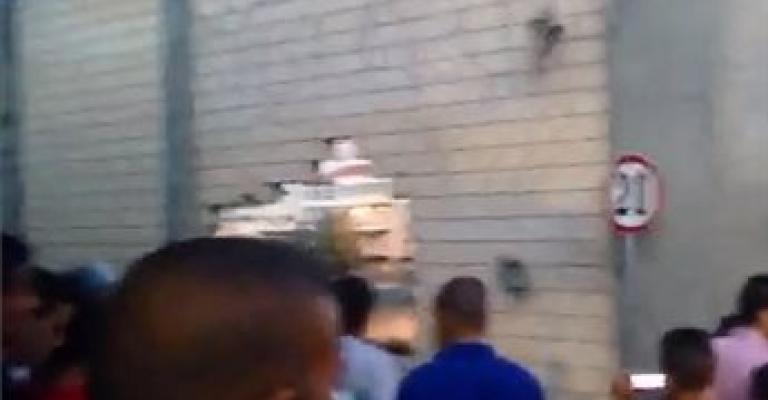 شبان يهدمون جزءا من الجدار الفاصل شرق القدس