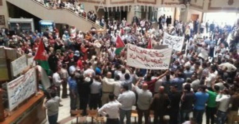 العدل توافق على مبادرة انهاء الاضراب والموظفون ينقسمون العدل توافق على مبادرة انهاء الاضراب والموظفون ينقسمون