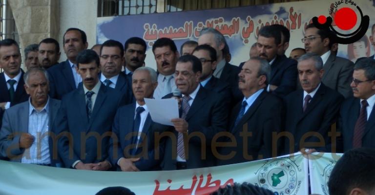 وقفة احتجاجية أمام النقابات ضد اعتداءات المركز الثقافي - عدسة أحمد أبو حمد