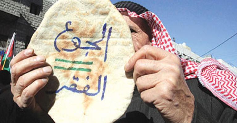 "تنفيس الشارع"..سياسة حكومية تسبق رفع الأسعار "تنفيس الشارع"..سياسة حكومية تسبق رفع الأسعار