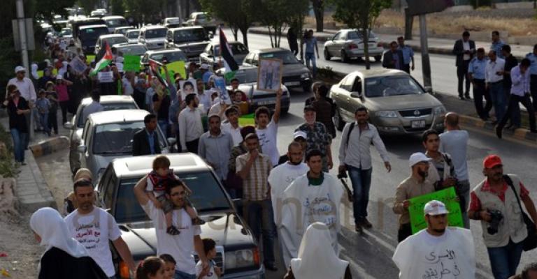 أكفان رمزية في سلسلة تضامنية مع الأسرى - عدسة بلال عمر