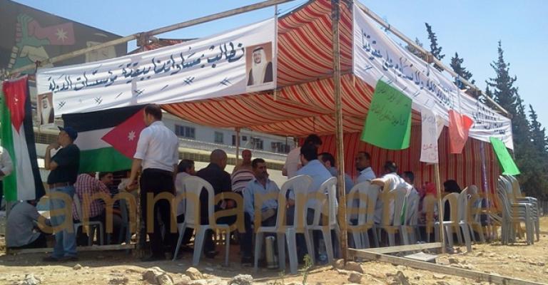 معتصمو الاستهلاكية يفيدون بتعرضهم للتهديد والمؤسسة تنفي معتصمو الاستهلاكية يفيدون بتعرضهم للتهديد والمؤسسة تنفي