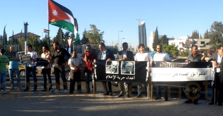 تكريم ساخر للنسور أمام الرئاسة - صور