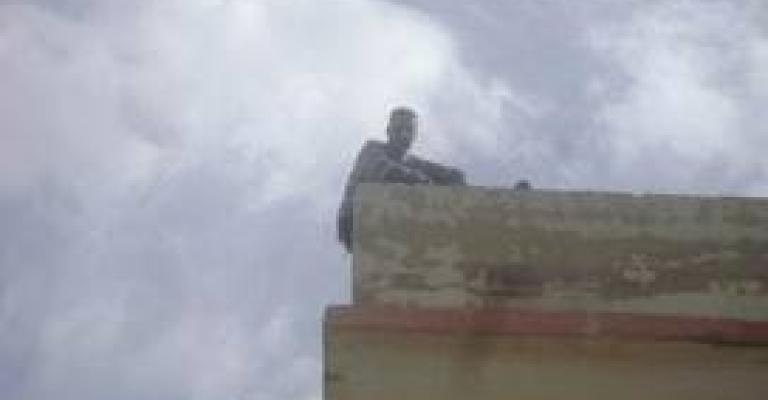 مواطن يهدد بالانتحار