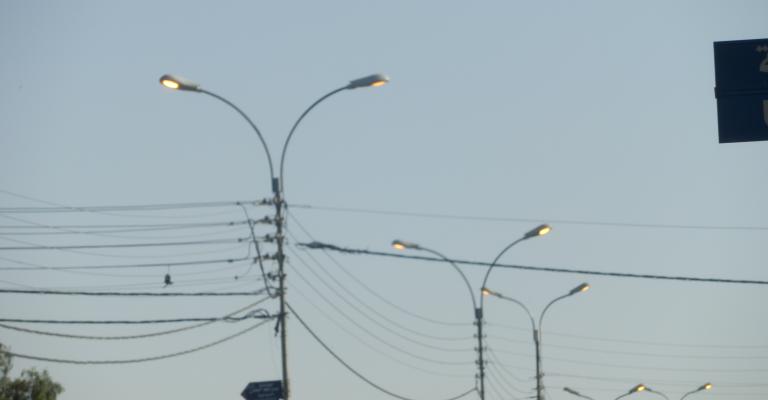 شوارع في الزرقاء معتمة ليلا ومضاءة نهارا.. والمواطن يدفع الثمن