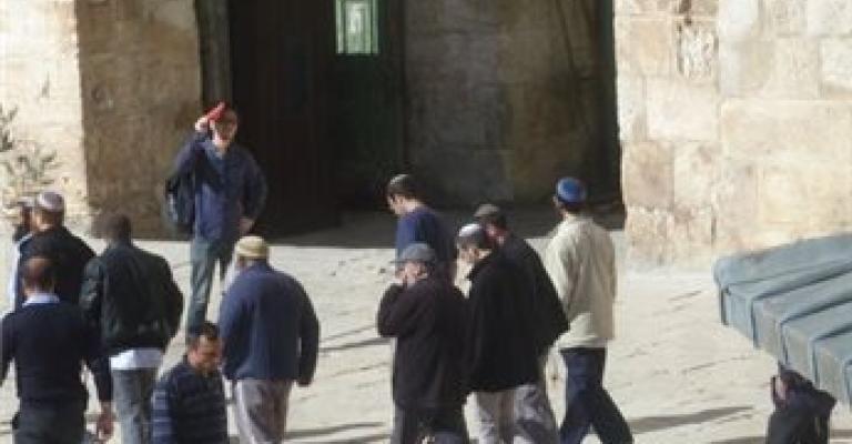 مستوطن يؤدي طقوسا دينية عند احد ابواب الاقصى