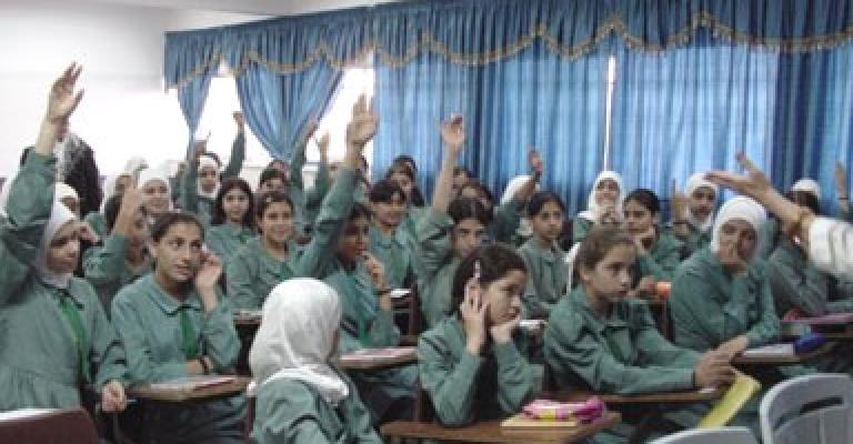 المرشدة..صمام أمان للطالبات في سن المراهقة