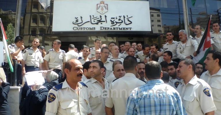 إضراب موظفي الجمارك يشل عمل الدائرة (فيديو)