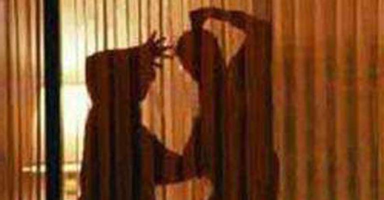 زوج يضرب زوجته حتى الموت