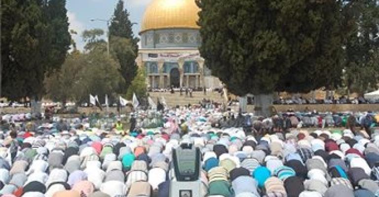 300 الف مصلٍ يؤدون الجمعة في الاقصى