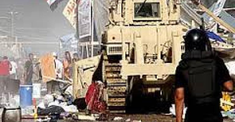 مصر: سقوط 100 قتيل وانتهاء التظاهرات مع بداية موعد حظر التجوال