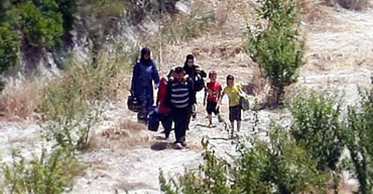 إصابة 5 لاجئين سوريين أثناء اجتياز الحدود