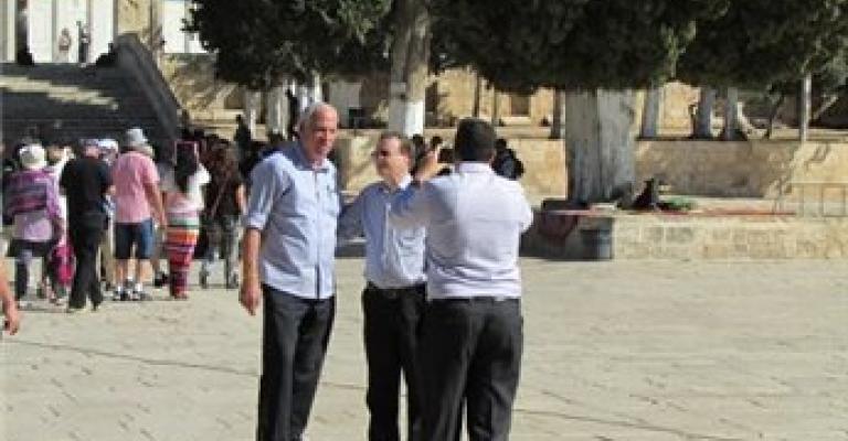 وزير الاسكان الاسرائيلي وعشرات المتطرفين يقتحمون الاقصى