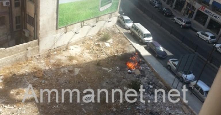 لا يزال عمال الوطن يحرقون القمامة رغم تعهد أمين عمان عقل بلتاجي بالعمل على ملف البيئة (وادي صقرة بتاريخ 1- 10-2013) تصوير داود كتاب