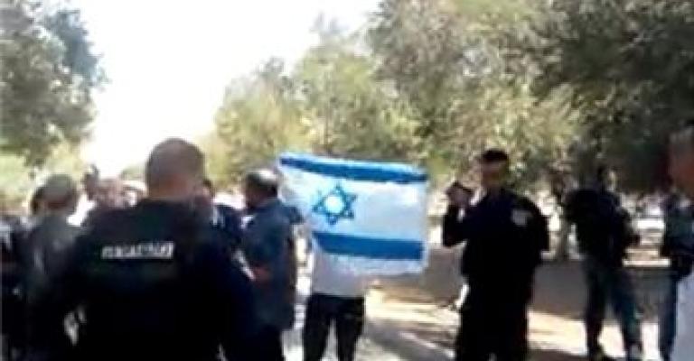 متطرفون يقتحمون ساحات الاقصى ويرفعون العلم "الاسرائيلي" داخله