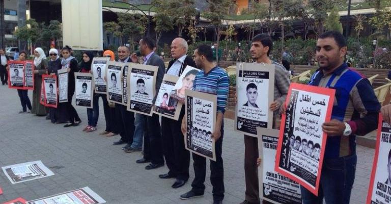 وقفة تضامنية مع أطفال قرية حارس الفلسطينية