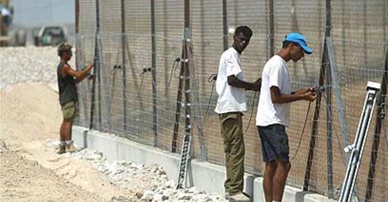 "منظمة التحرير" تتوجه لمحكمة العدل الدولية لتحدي جدار غور الأردن "منظمة التحرير" تتوجه لمحكمة العدل الدولية لتحدي جدار غور الأردن