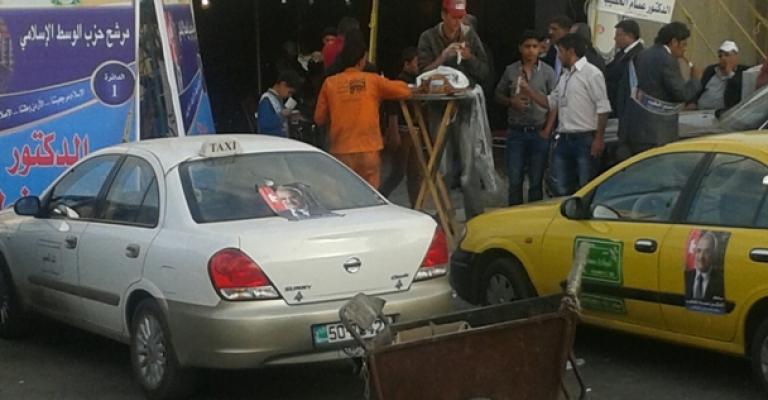 بائع حلوى أمام مقر انتخابي في أولى العاصمة- عدسة محمد الفضيلات