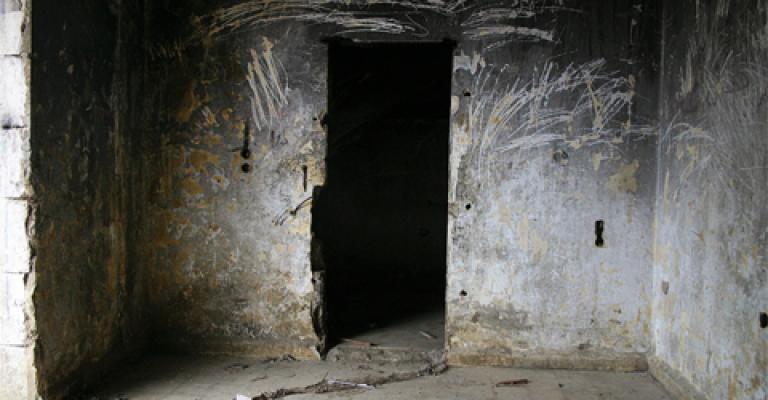 بيوت مهجورة في الزرقاء تتحول لمكاره صحية واوكار للخارجين عن القانون