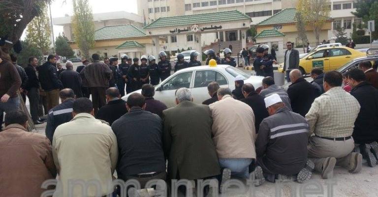 عمال الكهرباء يصلون الظهر أمام مجلس النواب- تصوير روز نصر