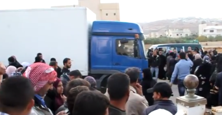 حملة لتوزيع المساعدات على اللاجئين في محافظات الجنوب- فيديو