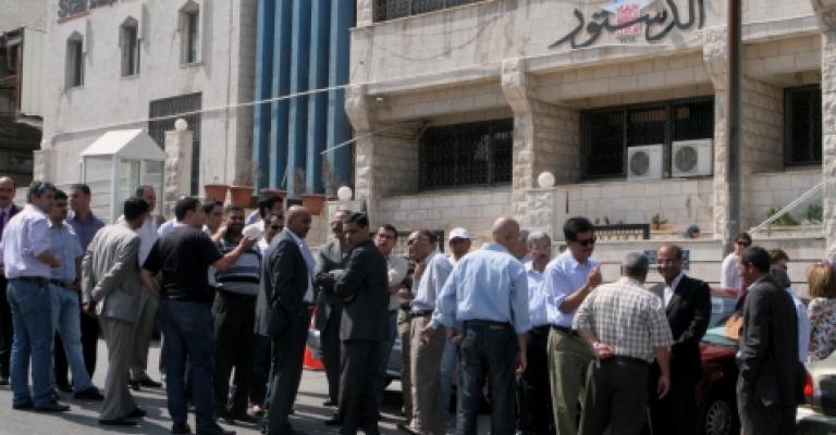 استمرار اعتصام "عاملي الدستور" وجمع تواقيع للتوقف عن العمل استمرار اعتصام "عاملي الدستور" وجمع تواقيع للتوقف عن العمل