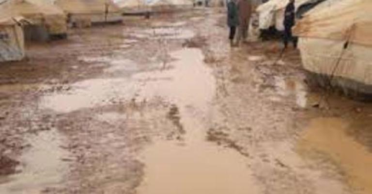 مياه الأمطار تداهم خيام اللاجئين السوريين في الأغوار مياه الأمطار تداهم خيام اللاجئين السوريين في الأغوار
