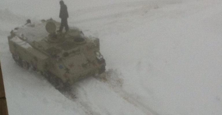 آليات القوات المسلحة تساهم في فتح الطرق آليات القوات المسلحة تساهم في فتح الطرق