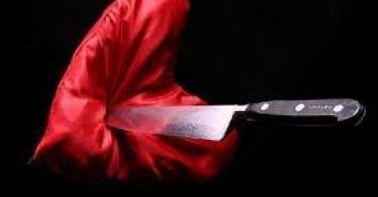 زوج يقتل زوجته طعناً