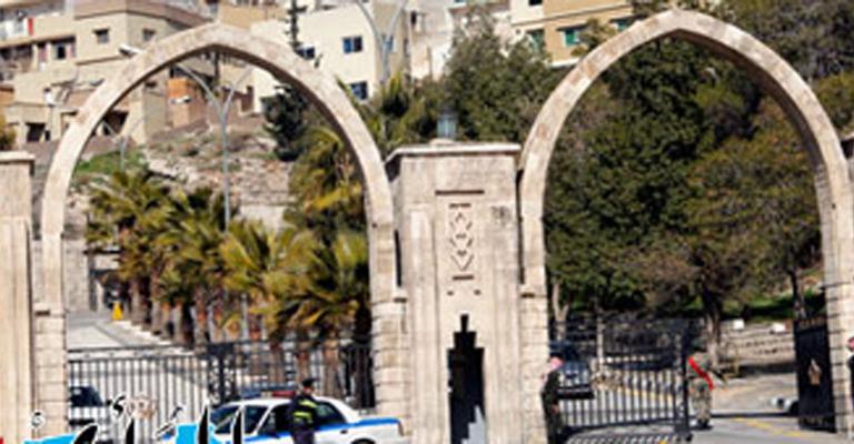 متعطلون عن العمل يعتصمون أمام الديوان الملكي متعطلون عن العمل يعتصمون أمام الديوان الملكي