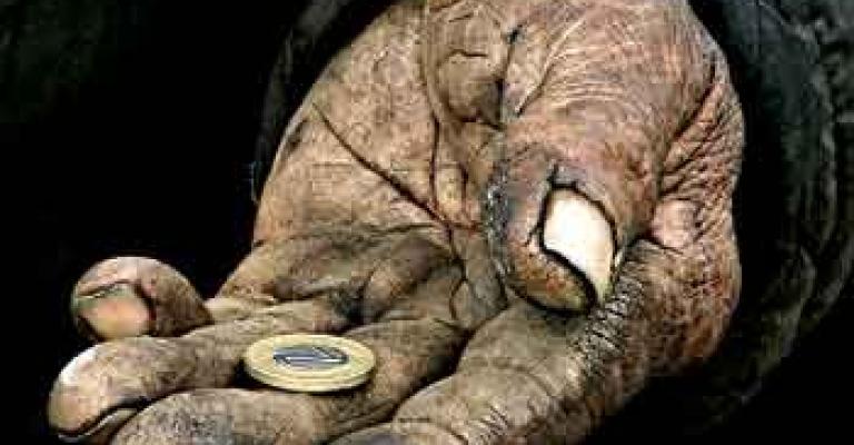 جد يتخلى عن أحفاده بسبب الفقر جد يتخلى عن أحفاده بسبب الفقر