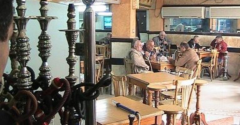 لجنة لدراسة قرار تراخيص الأراجيل مع 