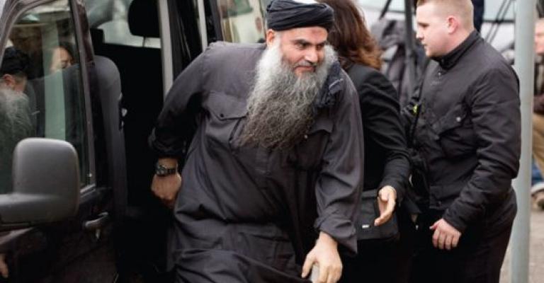 أبو قتادة يلوح بمقاطعة المحكمة