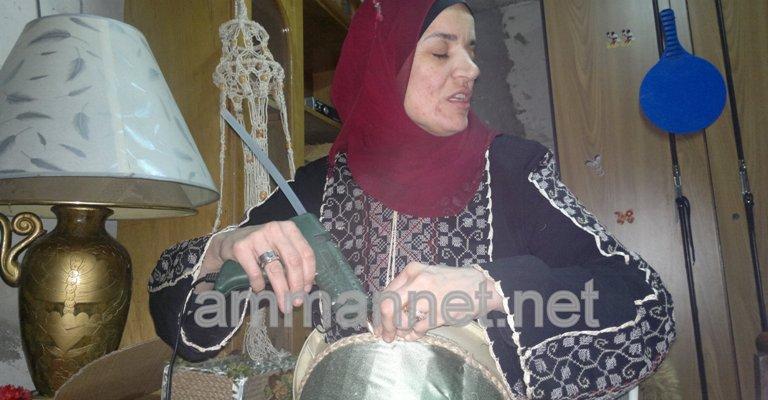 كفيفة تُدخل الخيط في الإبرة لتصنع تحفا تسر الناظرين كفيفة تُدخل الخيط في الإبرة لتصنع تحفا تسر الناظرين