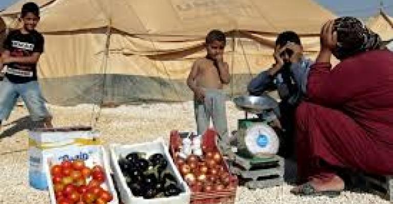 أطفال يبيعون المعونات لتأمين احتياجات أخرى أطفال يبيعون المعونات لتأمين احتياجات أخرى