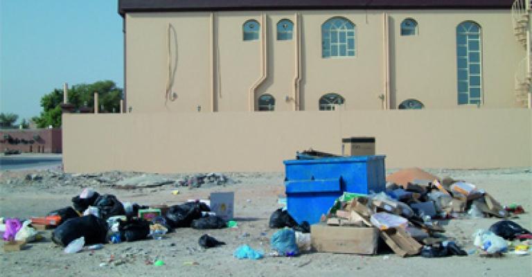 قمامة وأوساخ تتساقط من نوافذ الجيران قمامة وأوساخ تتساقط من نوافذ الجيران