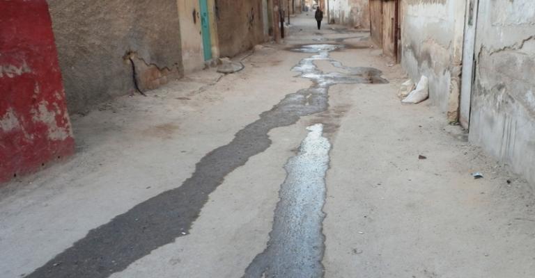 فيضان المجاري يداهم البيوت في حي العراتفة