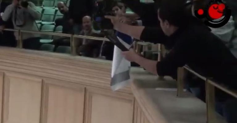 إحراق العلم الإسرائيلي في شرفة مجلس النواب- فيديو إحراق العلم الإسرائيلي في شرفة مجلس النواب- فيديو