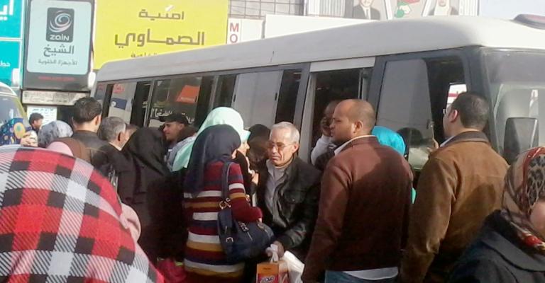 التدافع على الباصات في المجمع القديم..أزمة اخلاق ام تنظيم؟ التدافع على الباصات في المجمع القديم..أزمة اخلاق ام تنظيم؟