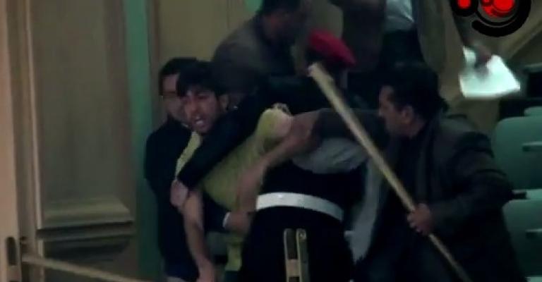 احتجاج ناشط تحت القبة على منح النواب الثقة للحكومة احتجاج ناشط تحت القبة على منح النواب الثقة للحكومة