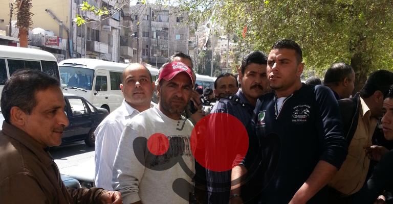 سائقو خط "وادي السير" يعتصمون أمام الأمانة احتجاجاً على نقل موقفهم سائقو خط "وادي السير" يعتصمون أمام الأمانة احتجاجاً على نقل موقفهم