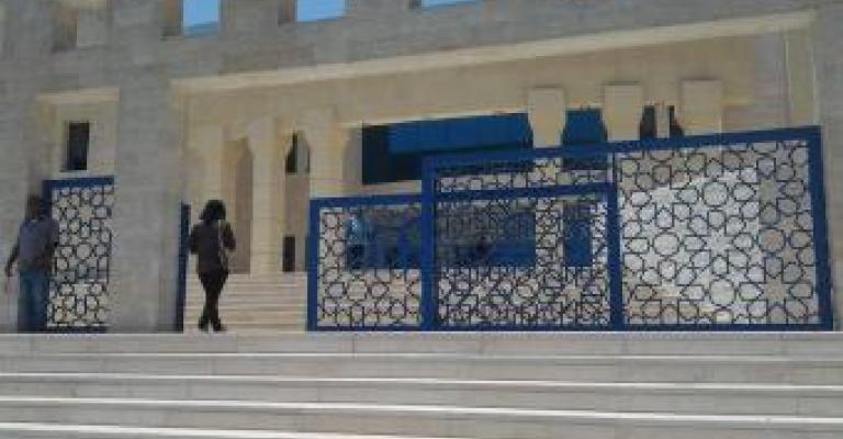 قصر عدل الزرقاء بلا مواقف والمحامون والمراجعون يعانون الامرّين