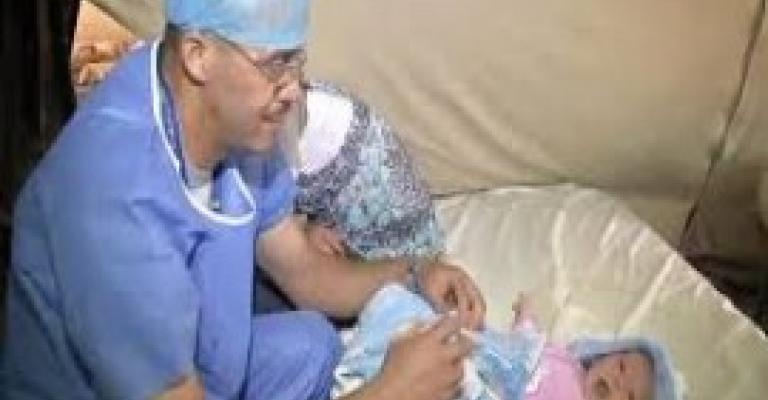 جرحى سوريون يعبرون الحدود ليعتني بهم المتطوعون جرحى سوريون يعبرون الحدود ليعتني بهم المتطوعون