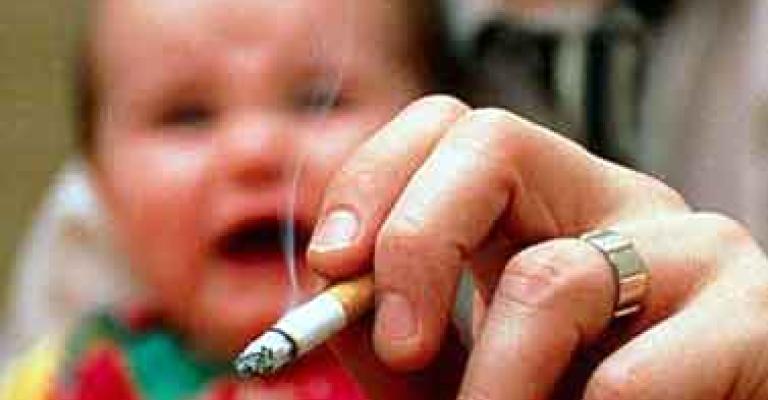 عندما تصبح الطفولة ضحية التدخين السلبي عندما تصبح الطفولة ضحية التدخين السلبي