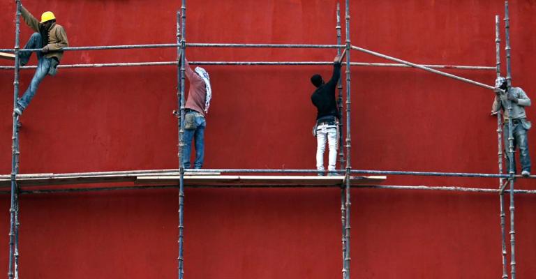 عمال يعملون في عيدهم عمال يعملون في عيدهم