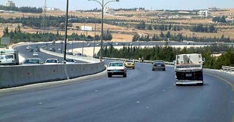 تواصل حملة إزالة البسطات والاكشاك المخالفة في شارع المطار تواصل حملة إزالة البسطات والاكشاك المخالفة في شارع المطار