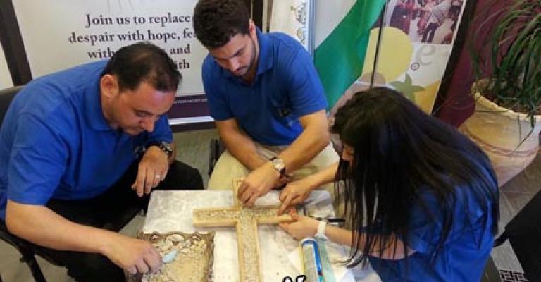 فلسطينيون يصنعون صليباً من الجدار العازل هدية للبابا