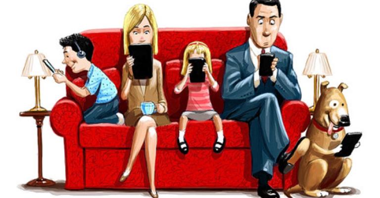 أفراد الاسرة في زمن التكنولوجيا..تراهم جميعا وقلوبهم شتى!