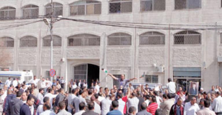 نقابة "الكهرباء الاردنية" ماضية في الاضراب وتلوح بالتصعيد نقابة "الكهرباء الاردنية" ماضية في الاضراب وتلوح بالتصعيد