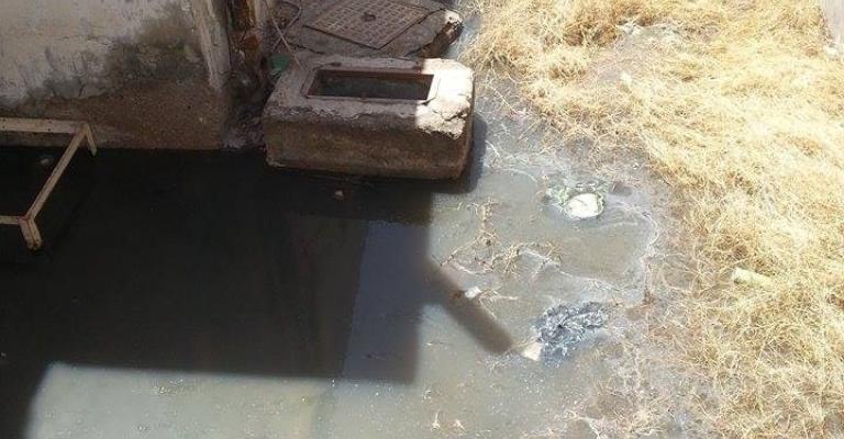 فيضان المجاري يحاصر مواطنين داخل منازلهم في حي النزهة فيضان المجاري يحاصر مواطنين داخل منازلهم في حي النزهة